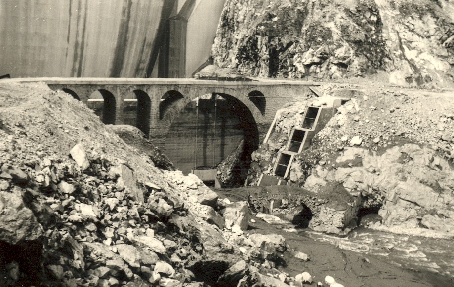 photo de la construction du barrage avec ancien pont